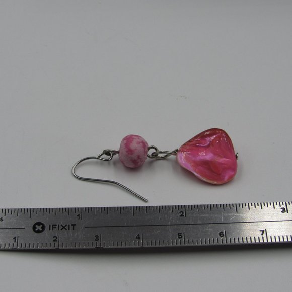 Pink Shell Dangle Earrings Vintage Costume Jewelry - Picture 4 of 5